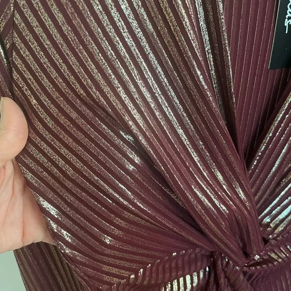 Lulu’s Dress Size Small Burgundy and Gold metallic - Picture 3 of 4